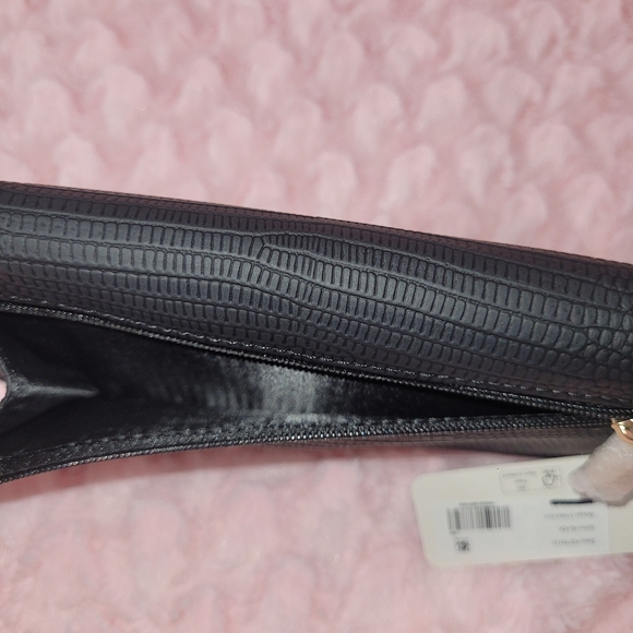 Guess Slim Trifold Wallet - Picture 12 of 16